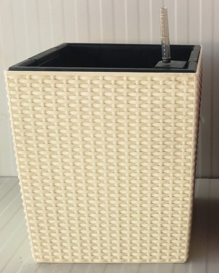 Self-Watering-Modern-Rectangular-Pot-Green-Souq-e1653628032557_c3e351f2-2515-489a-bede-4ab996e7b09e.jpg Self Watering Modern-Square Pot - Image 1